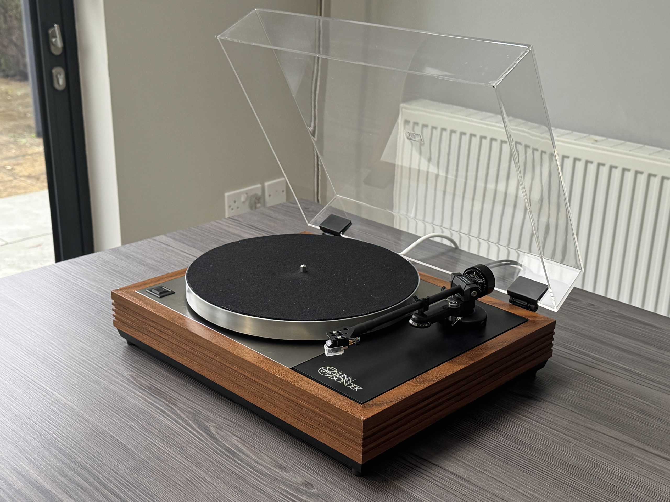 Beautiful Classic Linn Sondek LP12 – Walnut plus Cirkus, Basik Plus and new AT95E. (1225.1)
